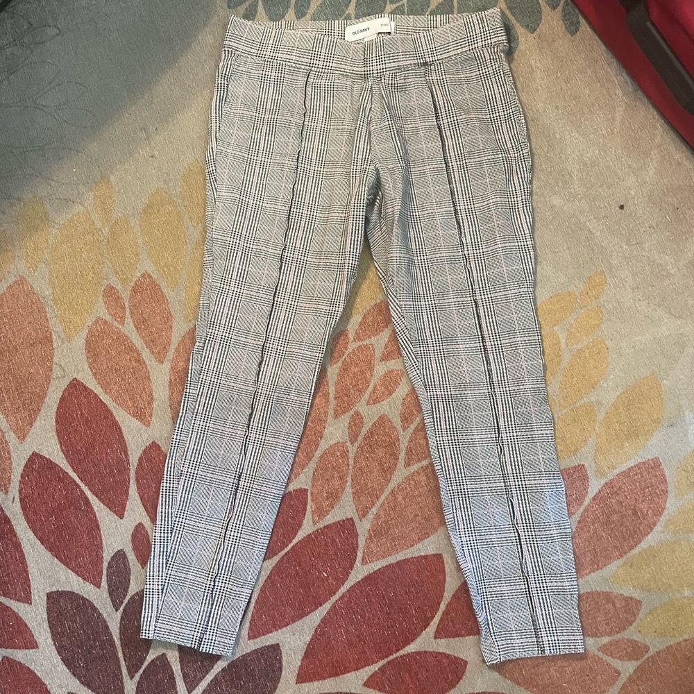 Old navy Stevie pants in black and white houndstooth patches with pink stripe